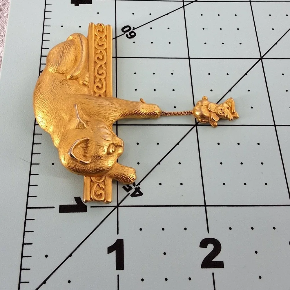 Vintage JJ Jonette Jewelry Gold Tone Cat and Dangling Mouse Brooch Pin Novelty